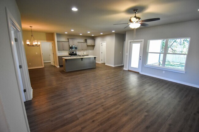 Foto del edificio - Gorgeous 4 Bedroom, 2 Bathroom Home in Far...