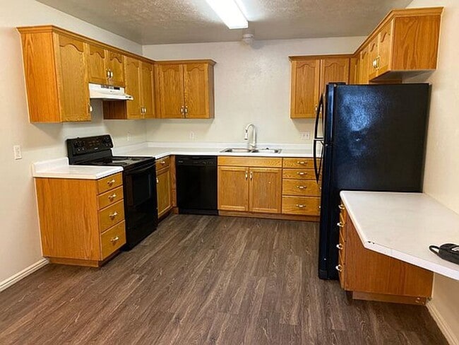 Building Photo - 3 Bedroom, 2 Bathroom Apartment with great...