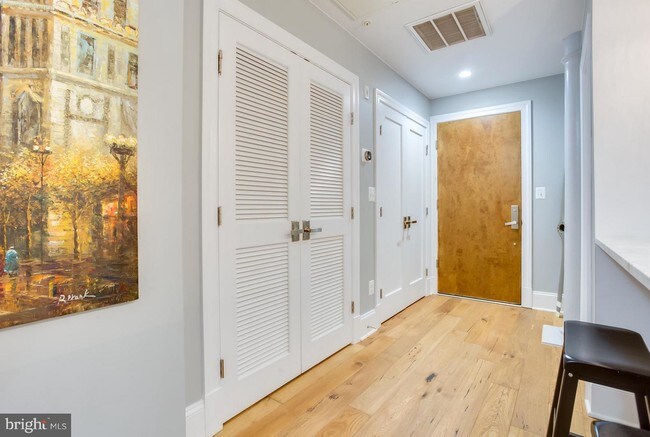 Foto del edificio - 819 D St NE