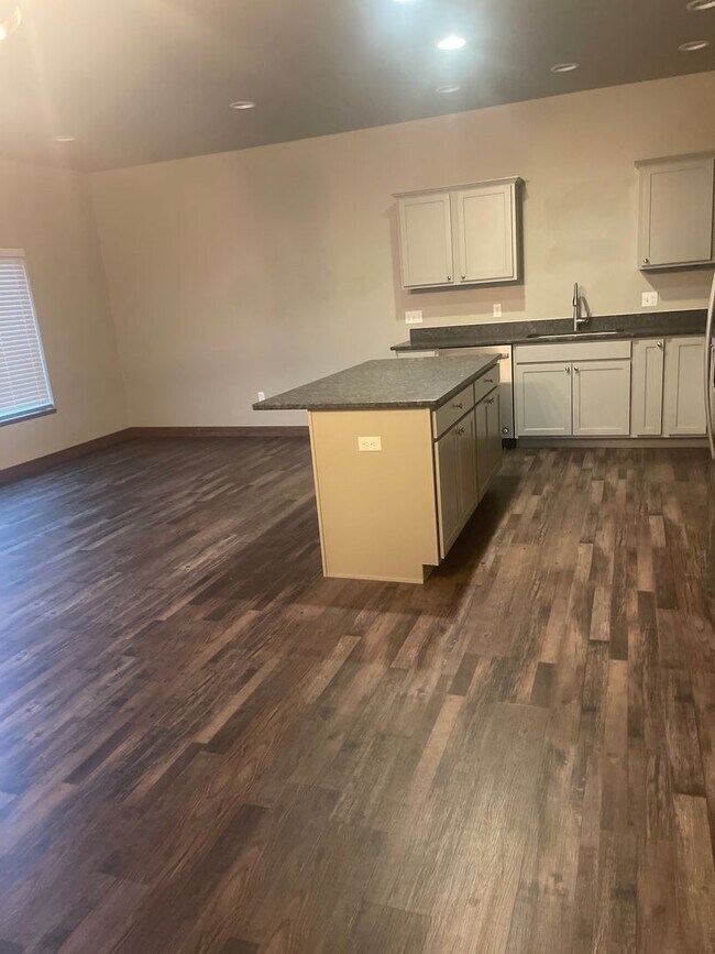 Building Photo - 1601 Westwood Cir