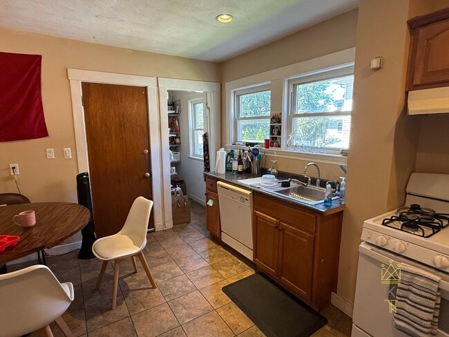 Building Photo - 289 Foster St