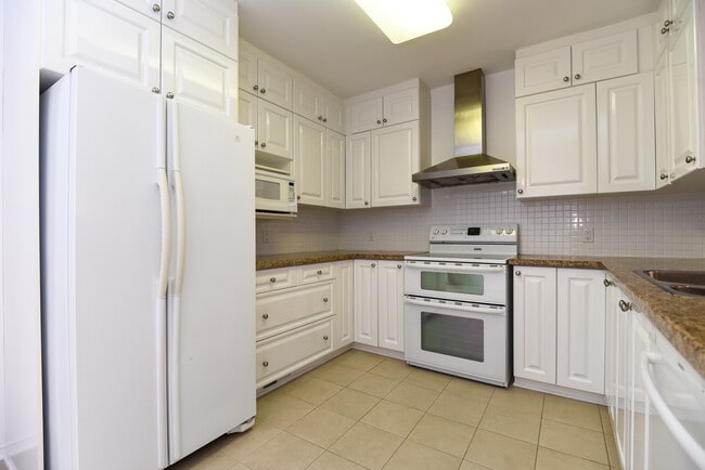 Building Photo - 3 story townhouse