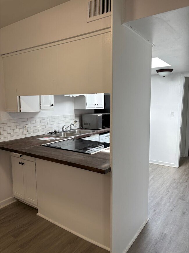 Foto del edificio - Lovely 2 bedroom 1 Bath Condo Near East North Street !! Great location minutes from Haywood Road