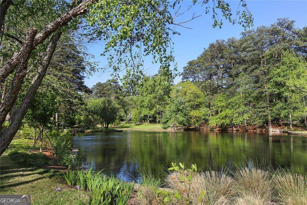 Foto del edificio - 2575 Peachtree Rd NE