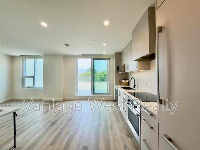 Photo du bâtiment - 3300-3300 Lakeshore Rd
