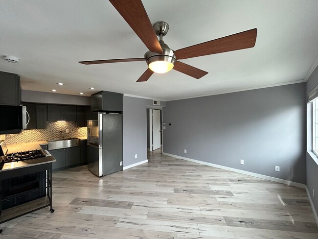 Building Photo - Beautiful 2BD/2BA W/ Reserved Parking and In-Unit Laundry in North Park!