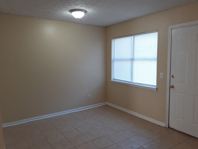 Building Photo - 1319 Lakeview Dr NW