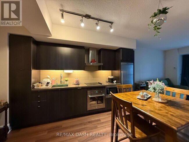 Photo du bâtiment - 300 Front St W