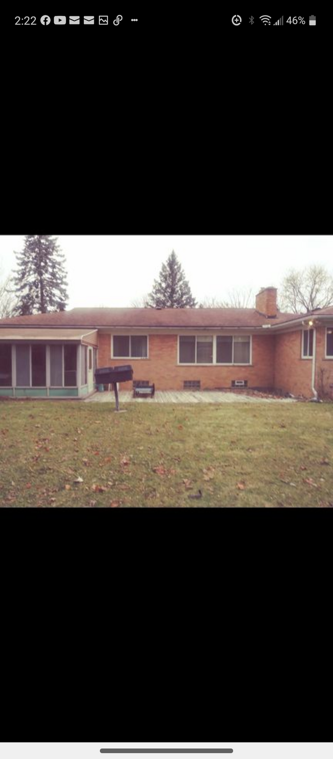 Great yard and three-season porch - 18516 Saratoga Blvd