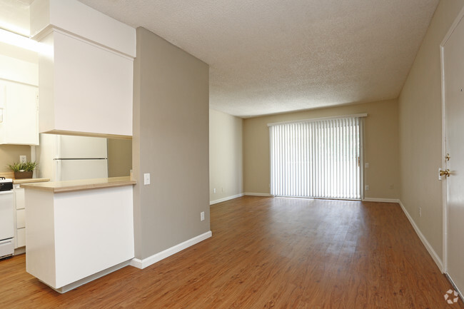 2BR,1BA- Royal Oak - Oakpoint Apartments