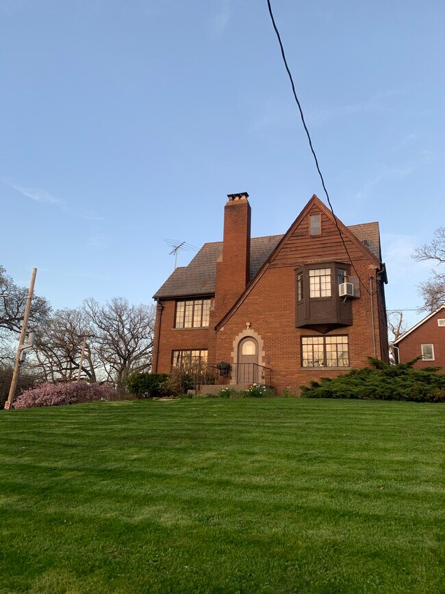 Building Photo - 555 56th St