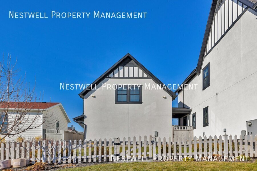 Foto principal - 5056 W Lake Ave