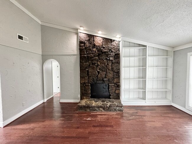 Building Photo - 6184 Holly Park Dr