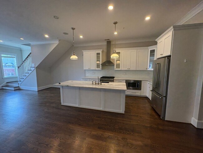 Building Photo - Amazing Top Floor, 2BR, 2BA with Private Rooftop and Garage parking! A Must see!!