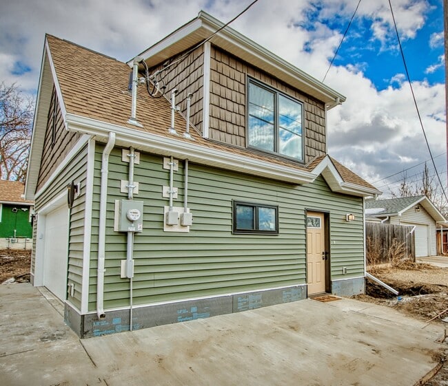 Building Photo - Bright 1-Bedroom Garage Suite & Double Garage/Parking Pad in Montrose Area