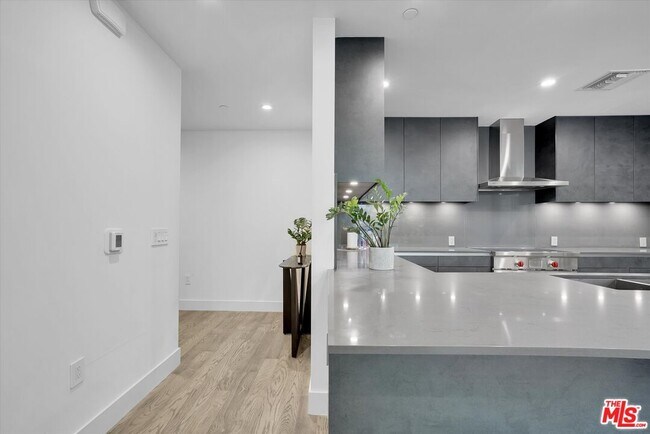 Foto del edificio - 728 N Sweetzer Ave