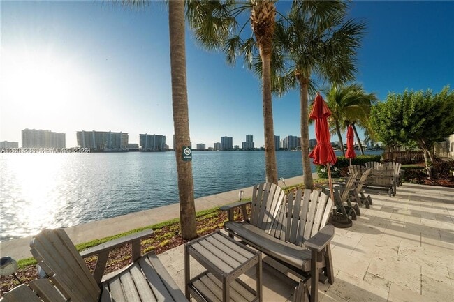 Foto del edificio - 18100 N Bay Rd