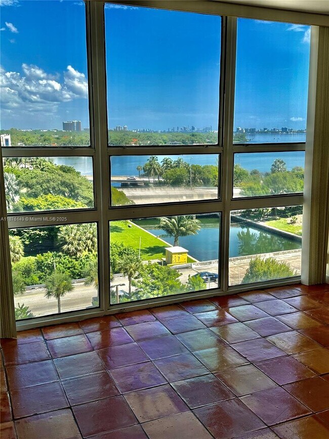 Foto del edificio - 600 NE 36th St