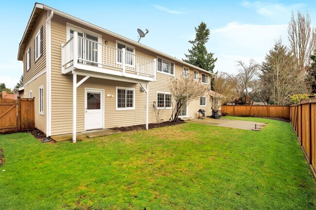 Foto del edificio - Sunny 5 Bedroom Home with 3 Car Garage in Quiet Neighborhood