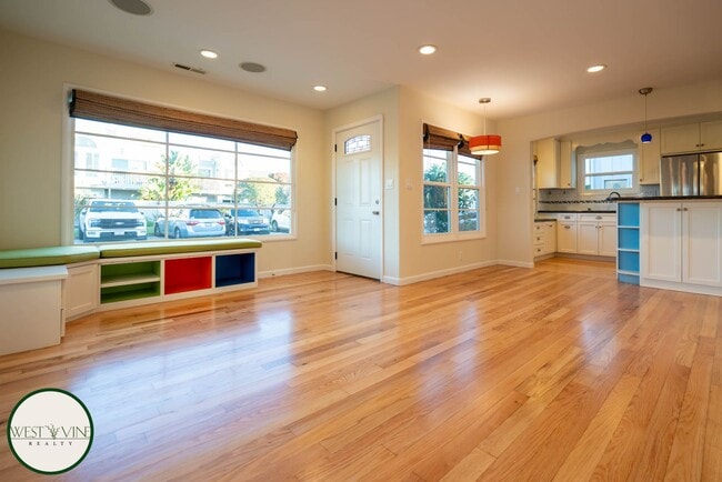 Foto del edificio - Lovely 3 Bed Home Steps From Santa Cruz Harbor