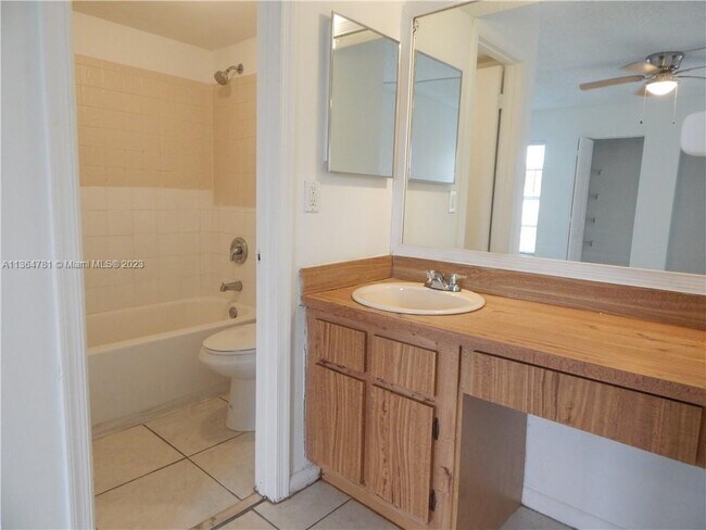 Foto del edificio - 10149 Twin Lakes Dr
