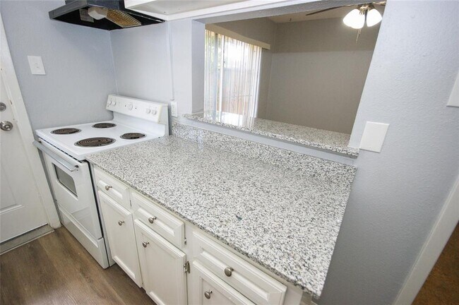 Foto del edificio - 7925 Grove Ridge Dr