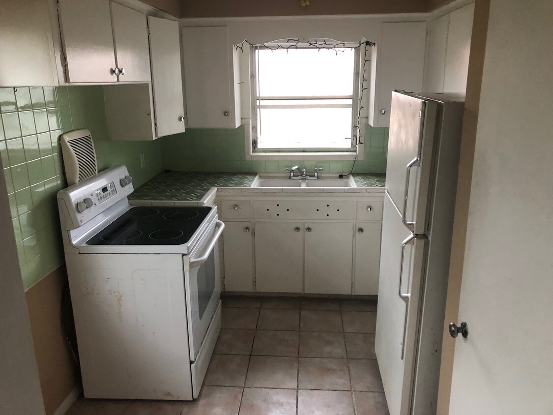 Kitchen - 108 S Lakeside Dr