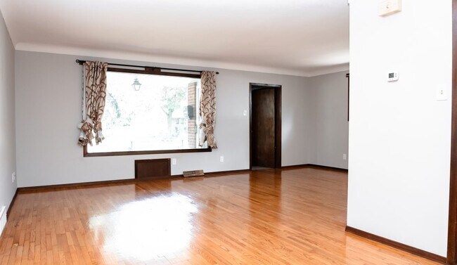 Building Photo - 44 Almond Rd