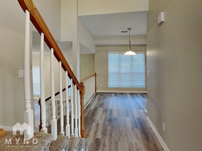 Building Photo - 723 River Valley Dr