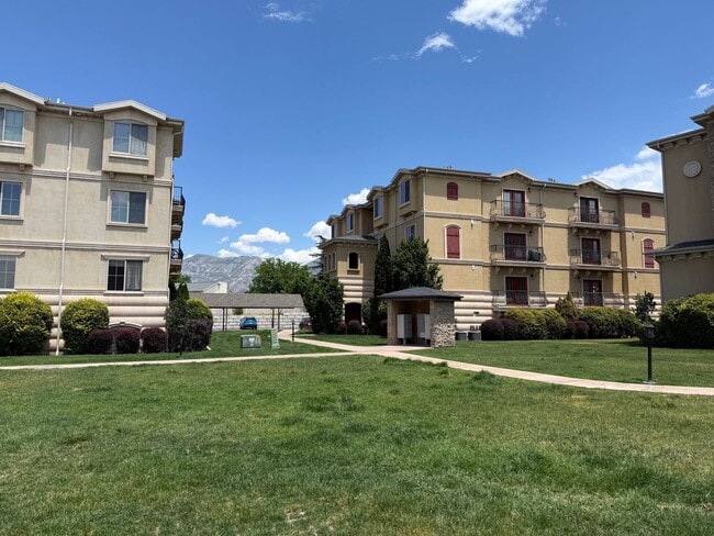 Building Photo - Beautiful condo with amazing amenities and a fabulous kitchen