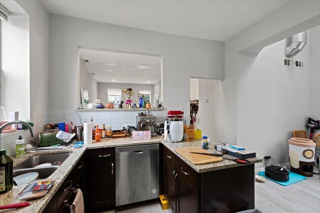 Foto del edificio - 2246 W Belden Ave