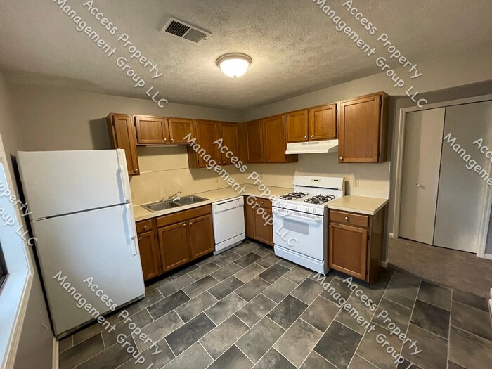 Primary Photo - 2 Bedroom Townhome Downtown Rockford!