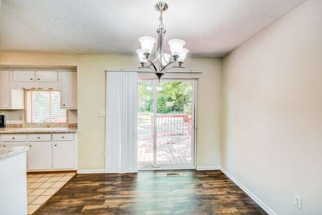 Foto del edificio - Comfortable Three-Bedroom Home