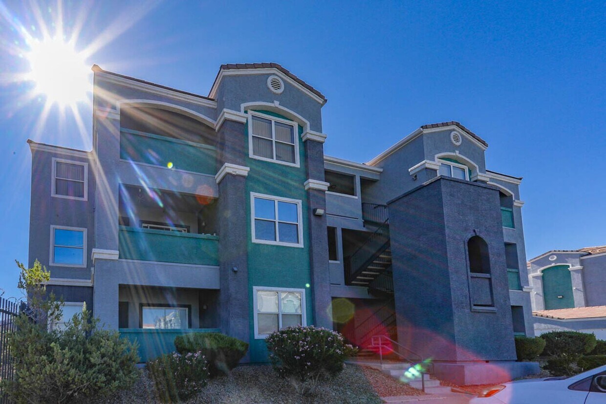 Foto principal - 2 Suite 1st Floor Condo In Gated Northwest...