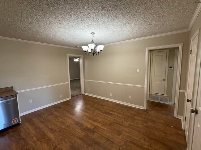 Foto del edificio - 5127 Parklane Dr