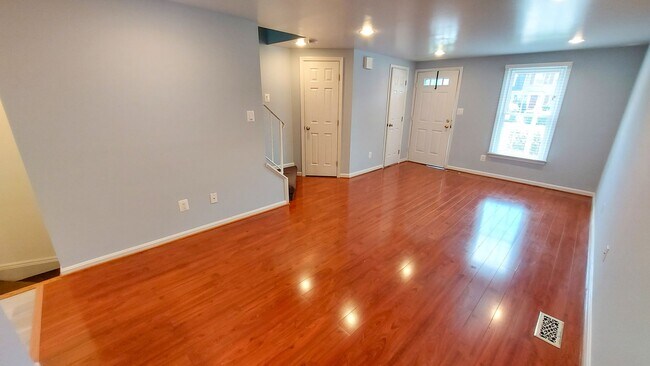 Building Photo - Beautifully Renovated 3 Bed, 3.5 Bath Town...