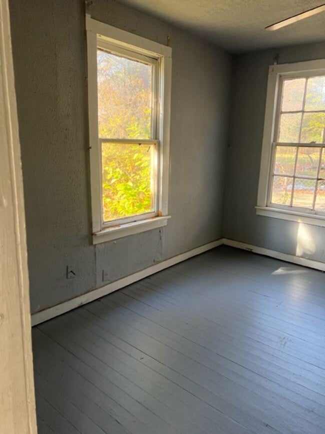Building Photo - Cute 2 Bedroom House