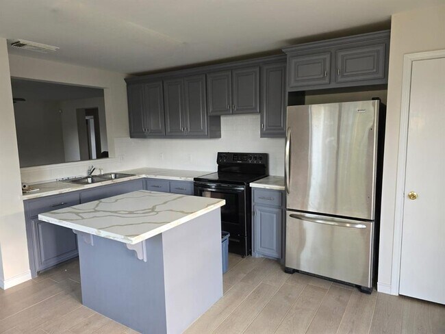 Building Photo - 2409 Fuentes Dr