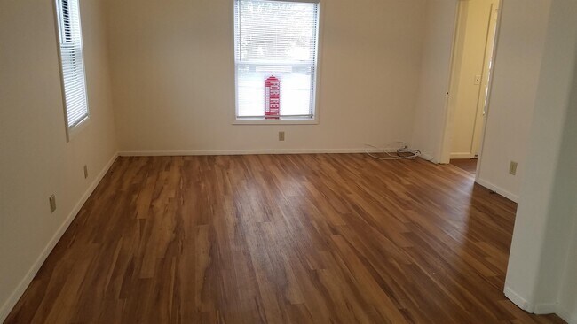 Building Photo - 403 N Elm St