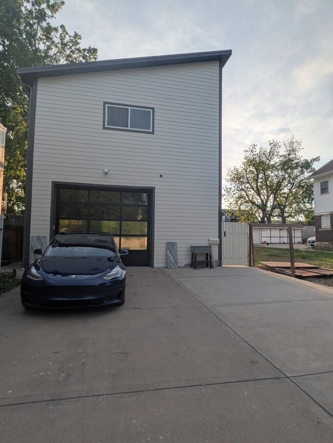 Building Photo - 3258 Gillham Rd