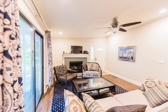 Building Photo - Lovely 3 BR, 2 BA, 1 Car Garage with Scree...