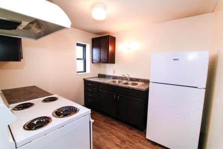 Section 8 Kitchen - Glen Oak Towers