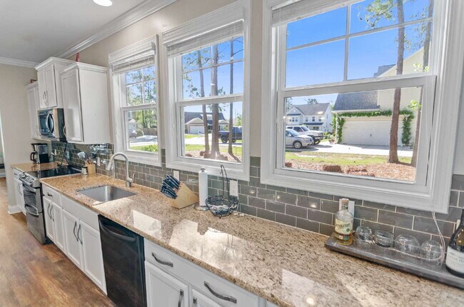 Foto del edificio - "Spacious 4-Bedroom Sanctuary with 3 Full Baths in Hampstead – Your Dream Home Awaits!"