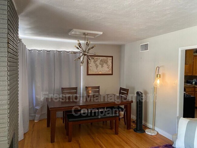 Building Photo - 2639 N Adoline Ave