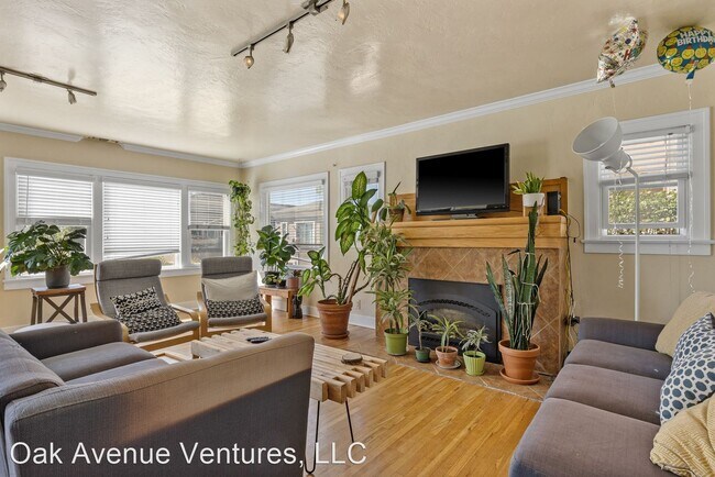 Building Photo - 6 br, 4.5 bath House - 1212 Oak Avenue