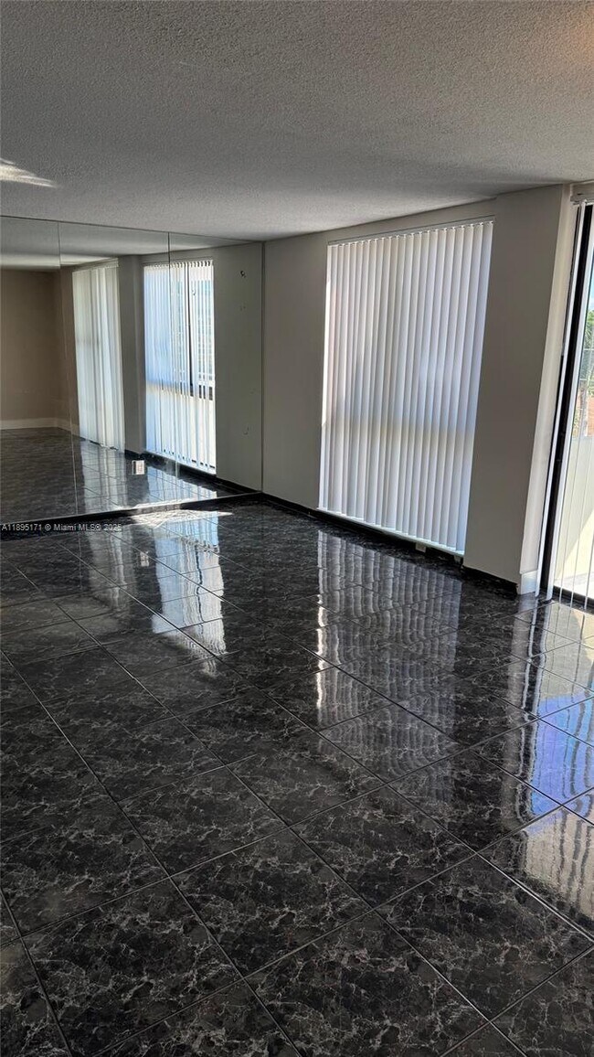 Foto del edificio - 9800 W Bay Harbor Dr