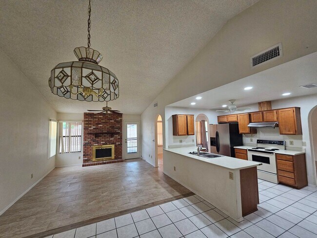 Foto del edificio - FREE RENT 3 BEDROOM 2 BATHS WITH A FIREPLA...