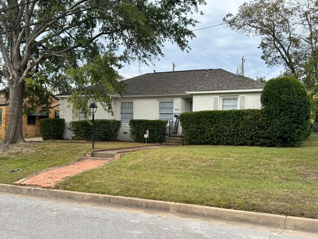 Foto del edificio - 823 W. Fifth Street