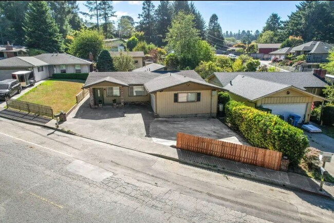 Building Photo - Beautiful remodeled Humboldt Hill home