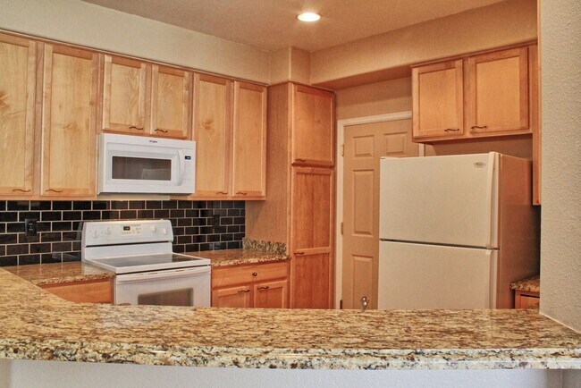 Building Photo - 3 bed + office Ranch style home in Plum Creek